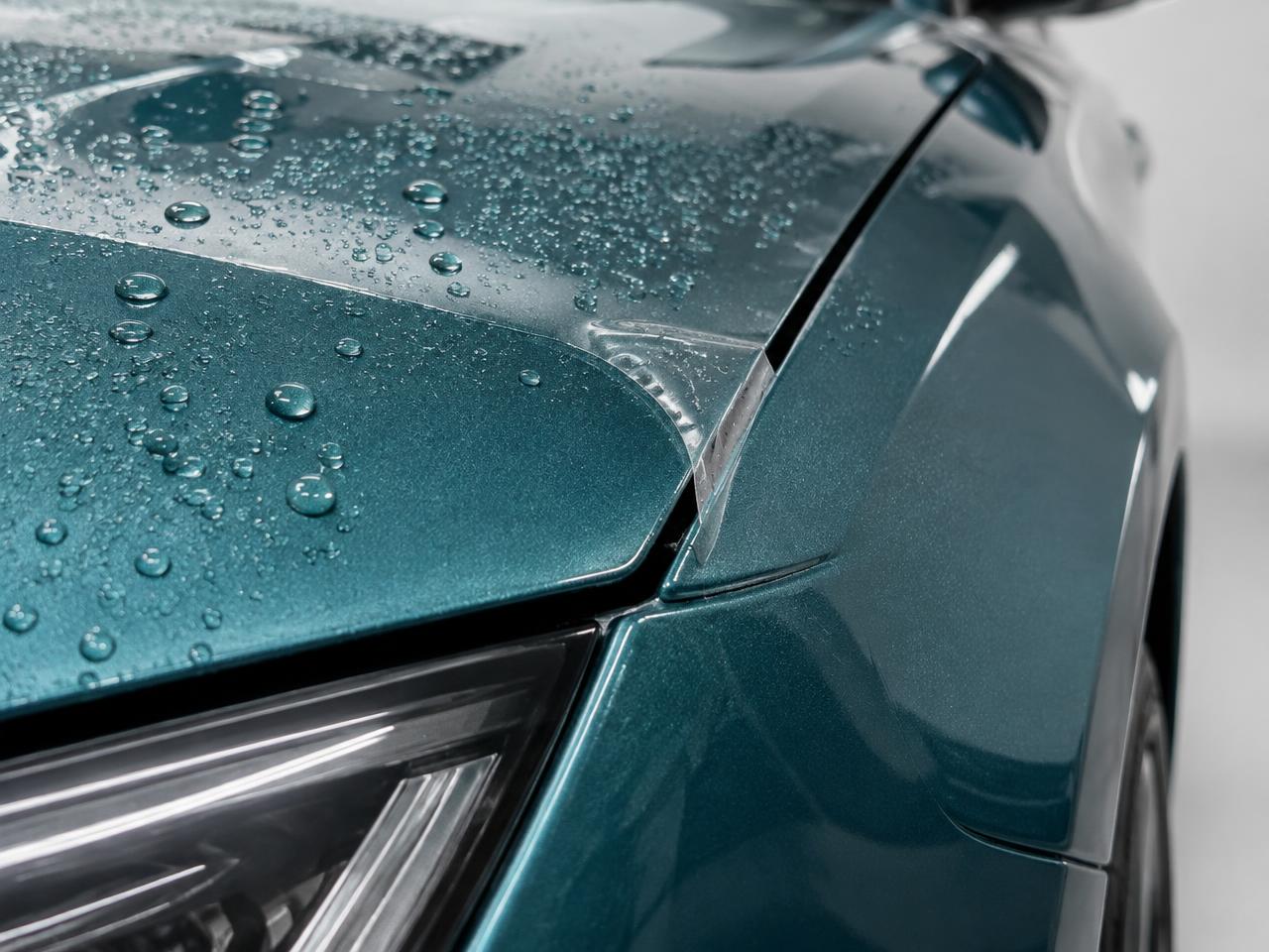 Visualisierung transparenter PPF auf petrolfarbenem Lack mit Wasserperlen